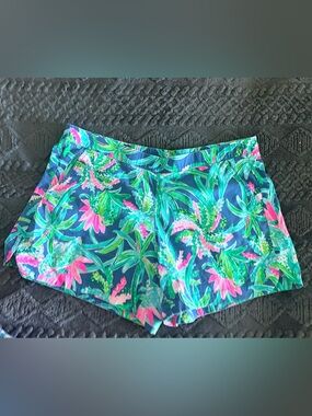 Lilly Pulitzer Blue Tropical Print High-Waist runner Shorts. Size M!